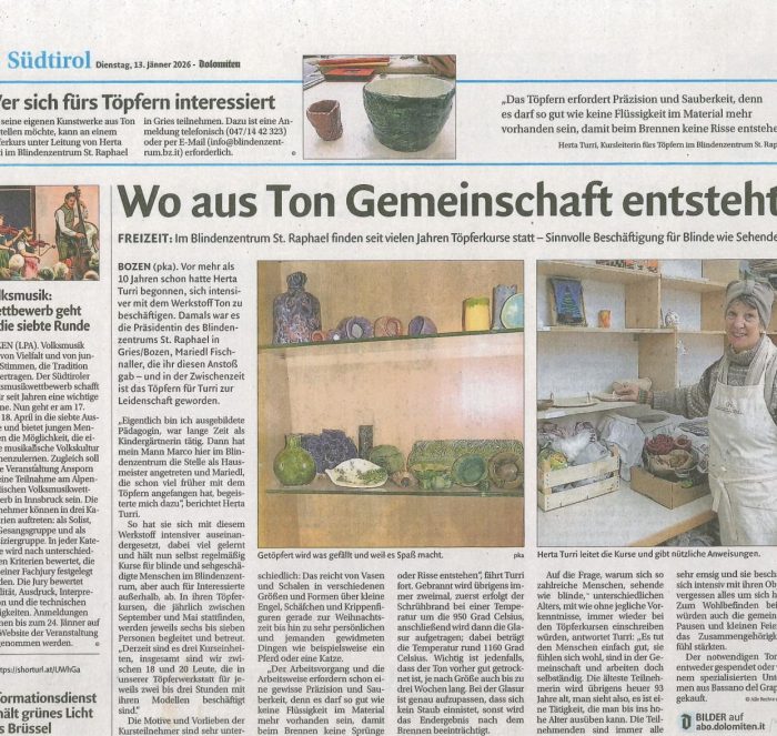 Zeitungsartikel aus dem Dolomiten mit Fotos von ausgestellter Keramik und einer Person in einer Töpferwerkstatt.