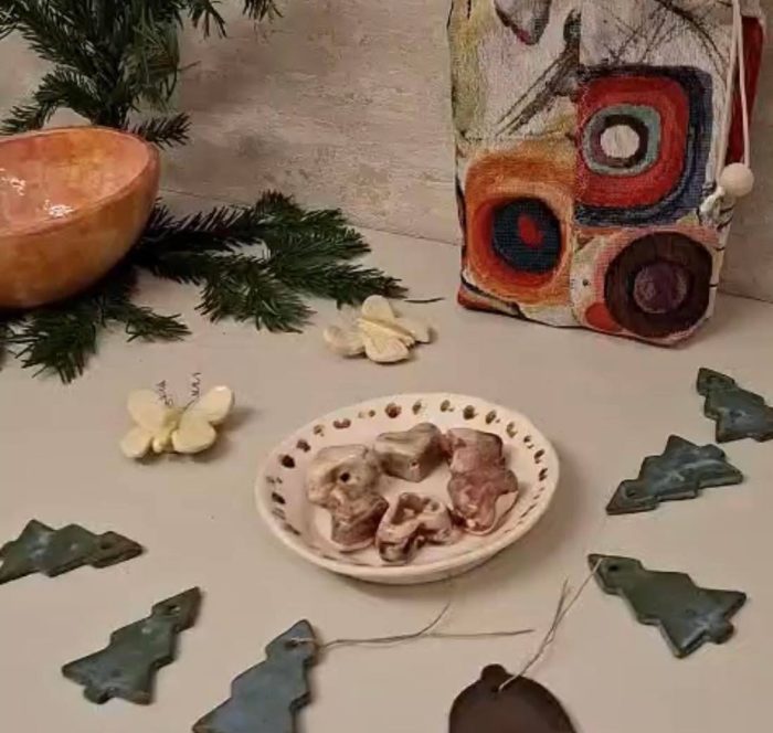 Verschiedene Objekte zum Aufhängen: Herzen, Bäumchen und Schmetterlinge.